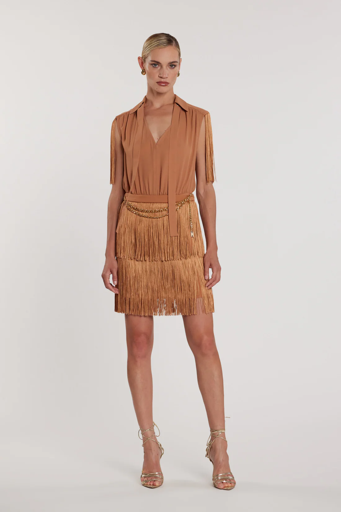Vestido corto ajustado de CHANNEL con escote en V profundo y flecos, además de cadena