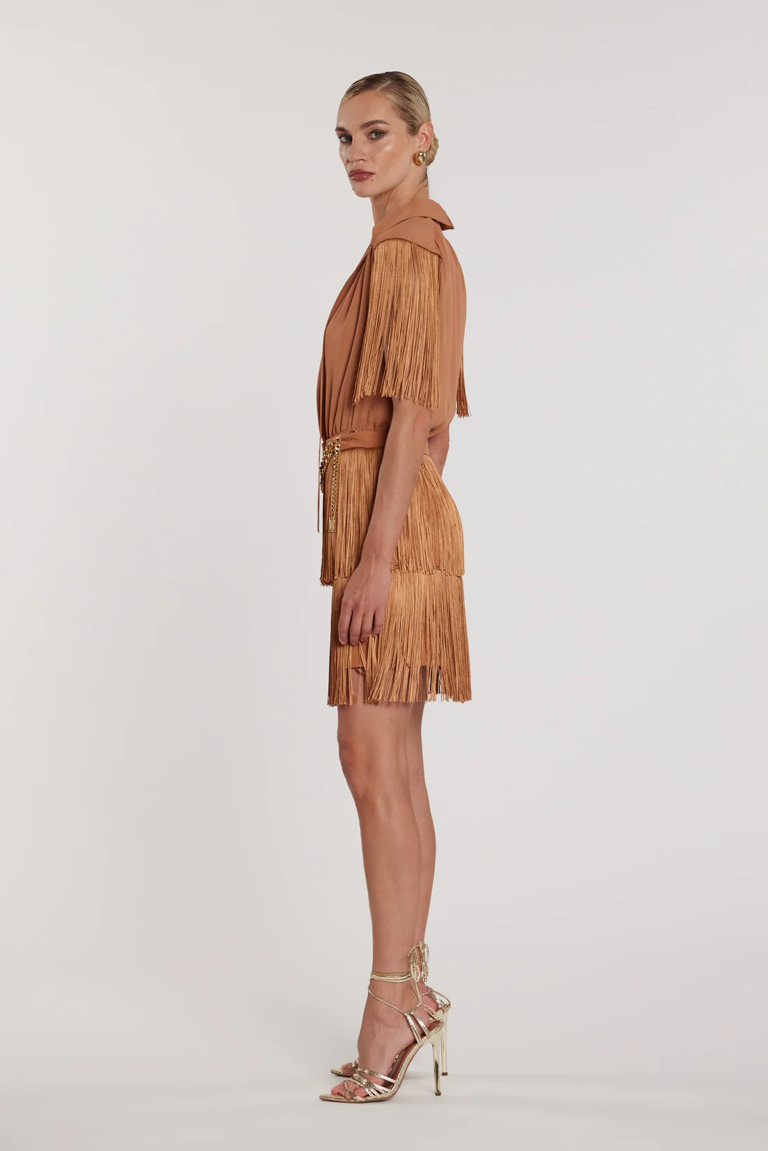 Vestido corto ajustado de CHANNEL con escote en V profundo y flecos, además de cadena - Imagen 4