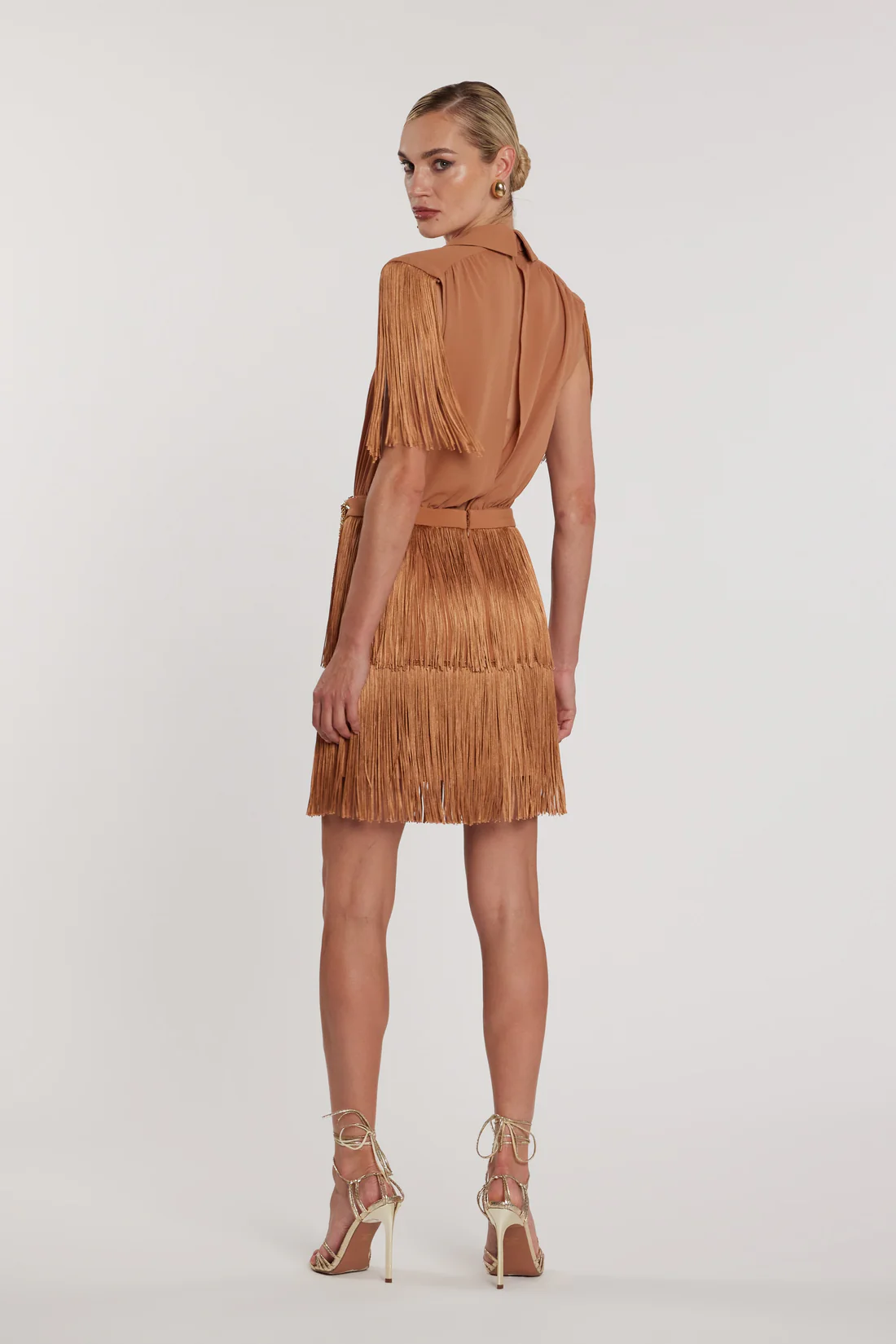 Vestido corto ajustado de CHANNEL con escote en V profundo y flecos, además de cadena - Imagen 3