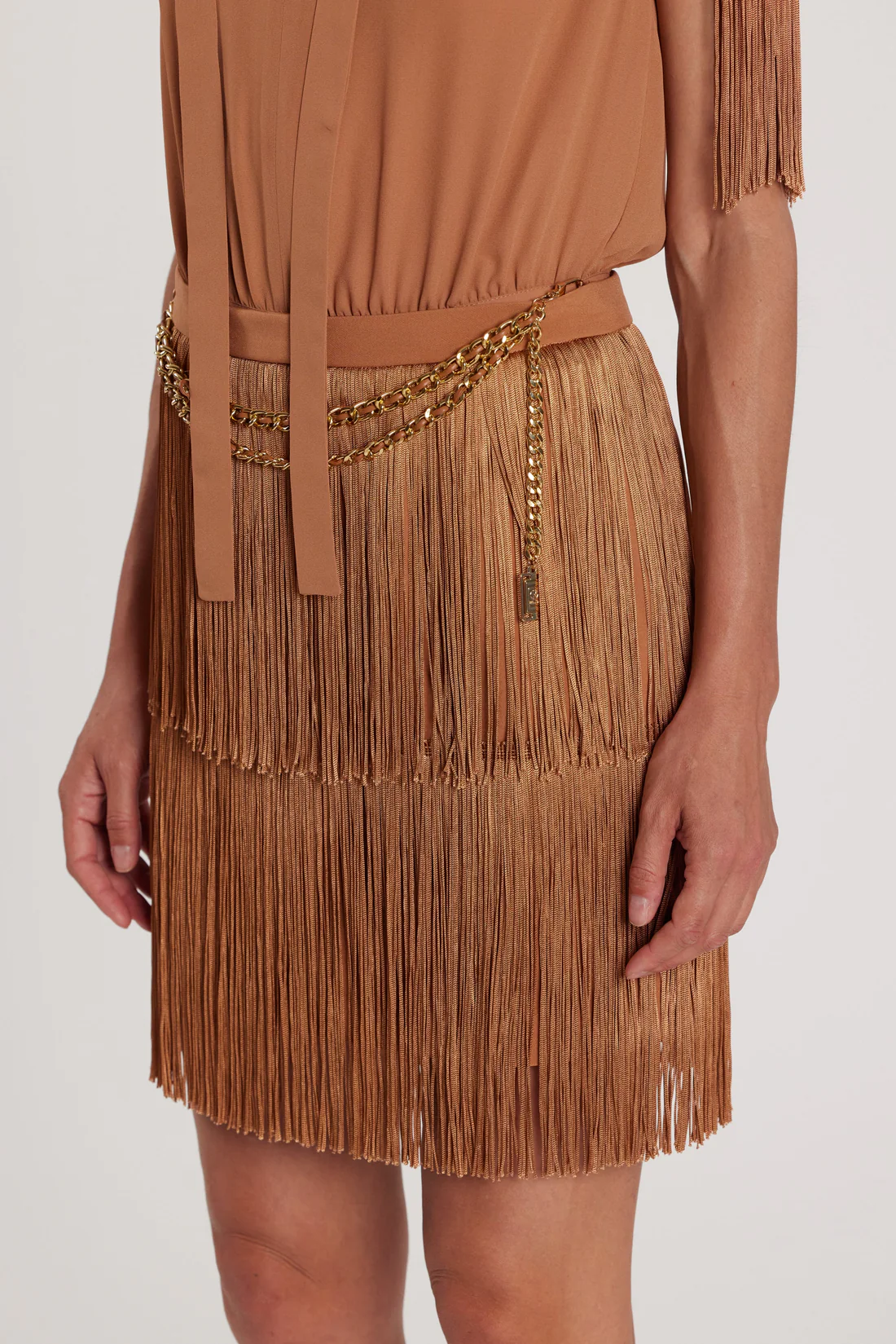 Vestido corto ajustado de CHANNEL con escote en V profundo y flecos, además de cadena - Imagen 2