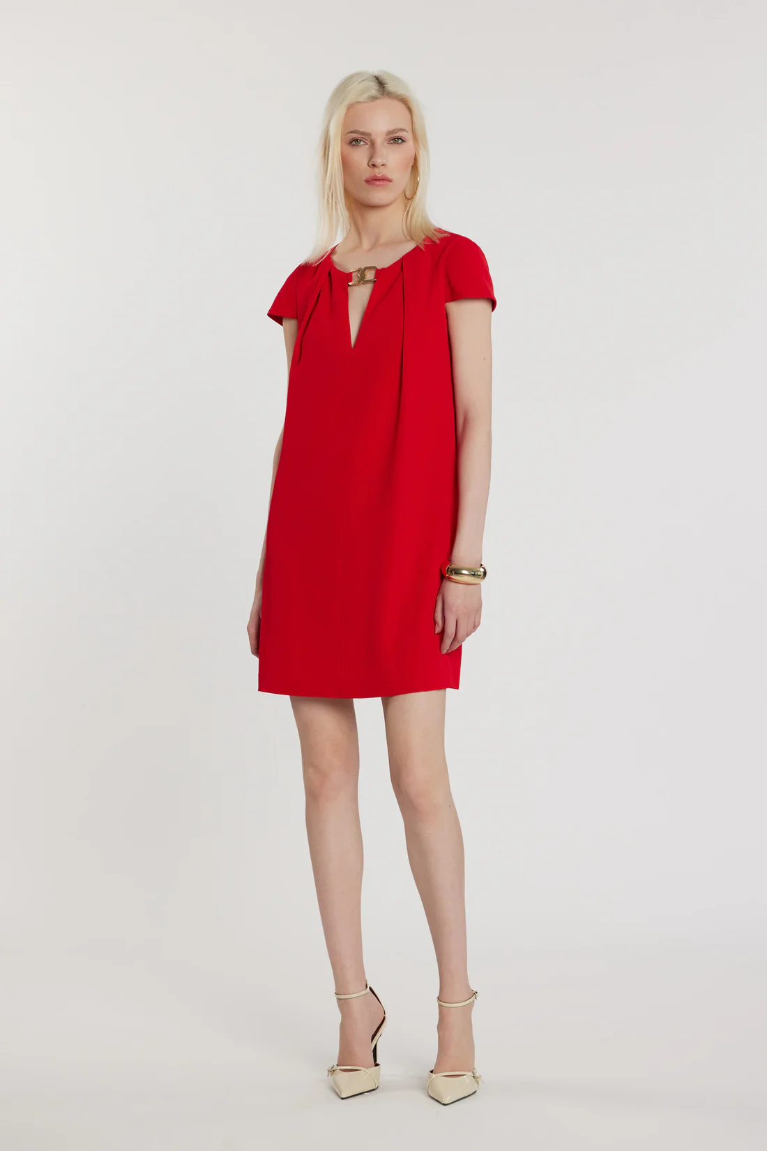 Vestido corto STEPHANE de manga larga, escote en V, trabilla con logo y pliegues