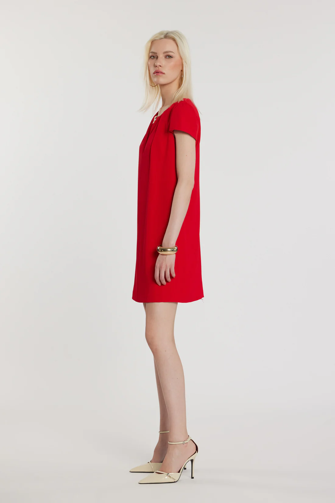 Vestido corto STEPHANE de manga larga, escote en V, trabilla con logo y pliegues - Imagen 3