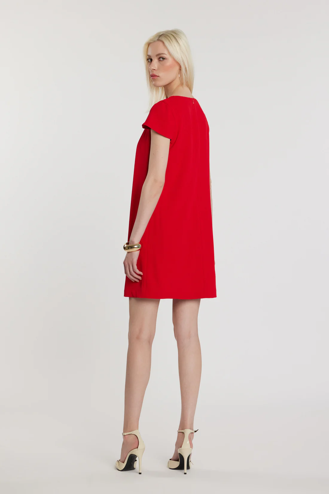 Vestido corto STEPHANE de manga larga, escote en V, trabilla con logo y pliegues - Imagen 2