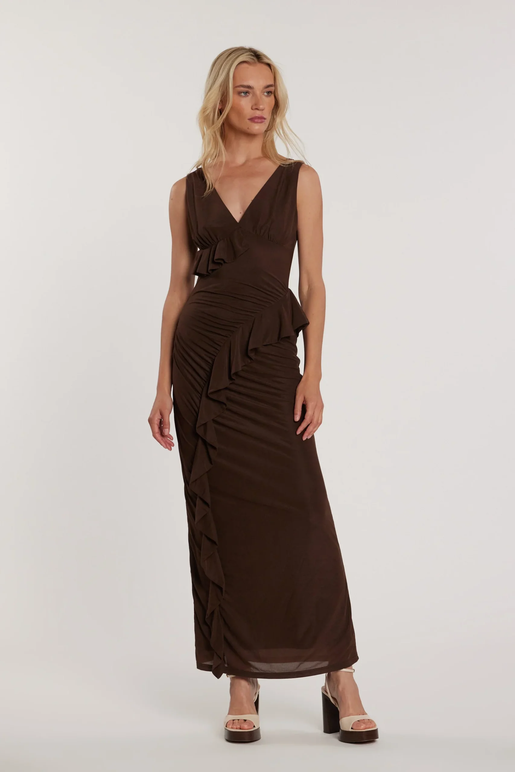 Vestido largo sin mangas de LANE con doble escote en V, pliegues, frunces y volantes