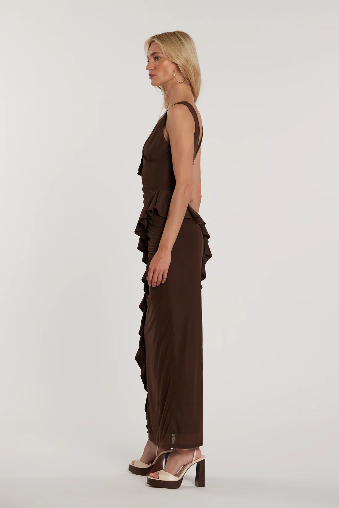 Vestido largo sin mangas de LANE con doble escote en V, pliegues, frunces y volantes - Imagen 3