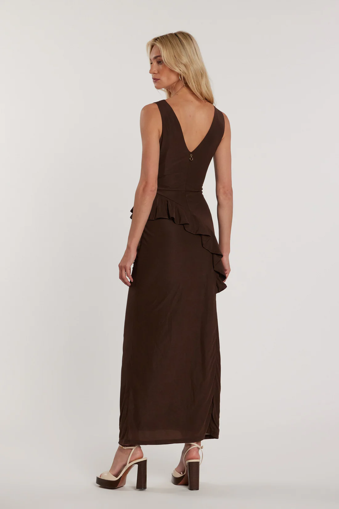 Vestido largo sin mangas de LANE con doble escote en V, pliegues, frunces y volantes - Imagen 2
